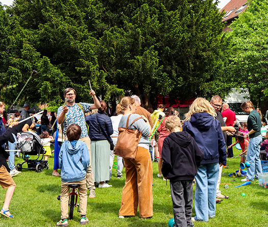 Mensen in het kinderbos